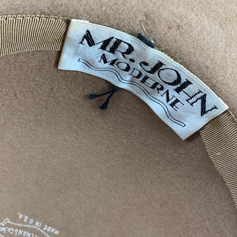 Mr. John Moderne vintage women’s hat. Tan wool with feathers and bow detail - Picture 12 of 12